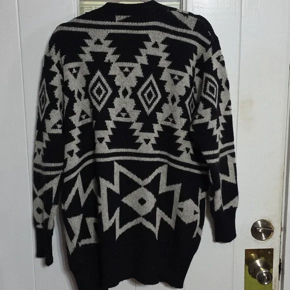 LuLaRoe Women's Cardigan Sweater Black/White Southwest Design Cozy Soft Sz M EUC - Picture 6 of 9